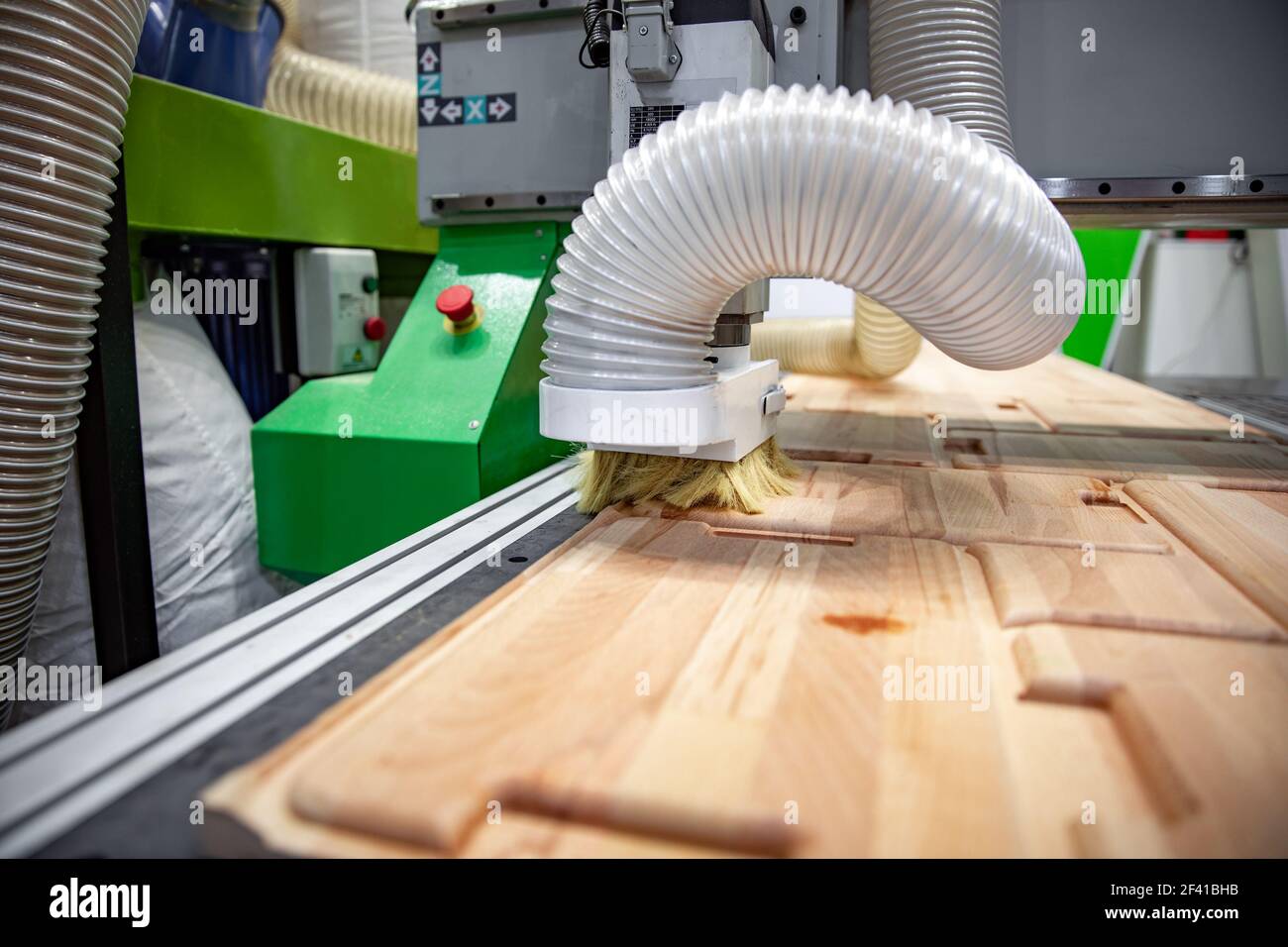 CNC-Holzbearbeitung Holzbearbeitungsmaschinen, moderne Technologie in der Industrie. Stockfoto