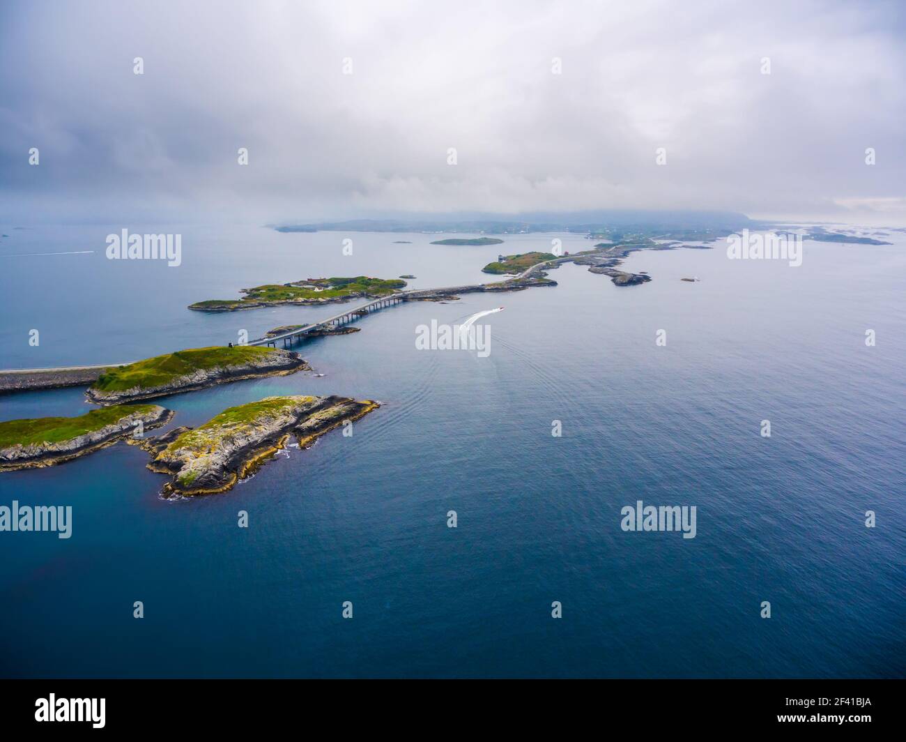 Atlantic Ocean Road oder die Atlantic Road (Atlanterhavsveien) wurde mit dem Titel als norwegische Konstruktion des Jahrhunderts ausgezeichnet. Die Straße, die als Nationale Touristenroute klassifiziert ist. Luftaufnahmen“ Stockfoto