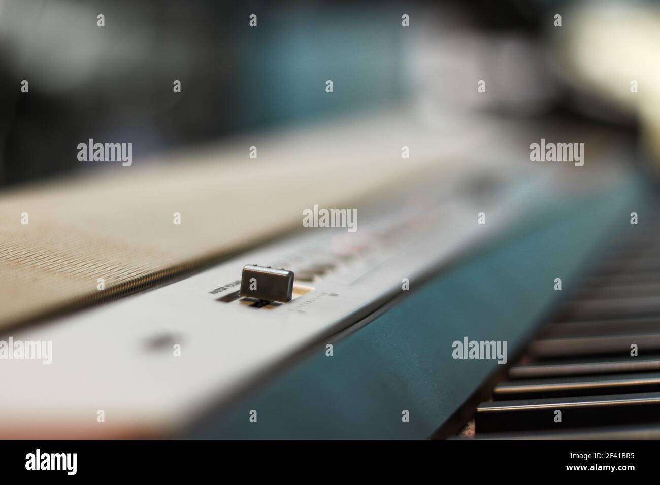 Eine selektive Fokusaufnahme der Taste eines Musikinstruments mit Schwarze Tasten auf einem Klavier Stockfoto
