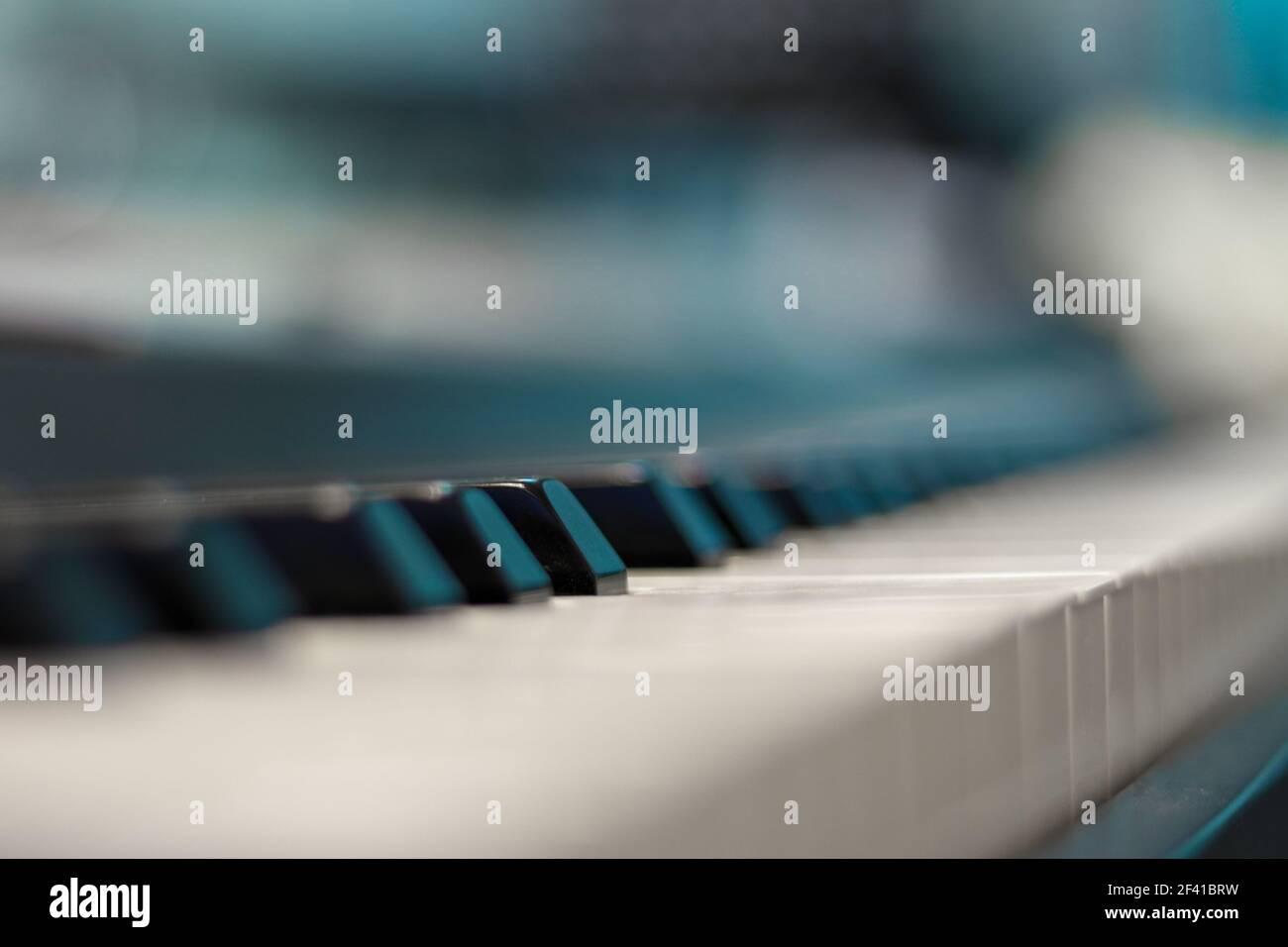 Eine selektive Fokusaufnahme mit schwarzen und weißen Tasten auf Ein Klavier Stockfoto