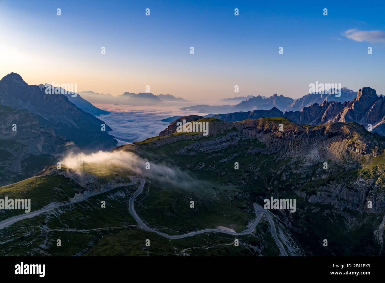 Nationalpark Drei Zinnen in den Dolomiten Alpen. Schönen natur von Italien. Antenne FPV drone Flüge bei Sonnenuntergang Stockfoto