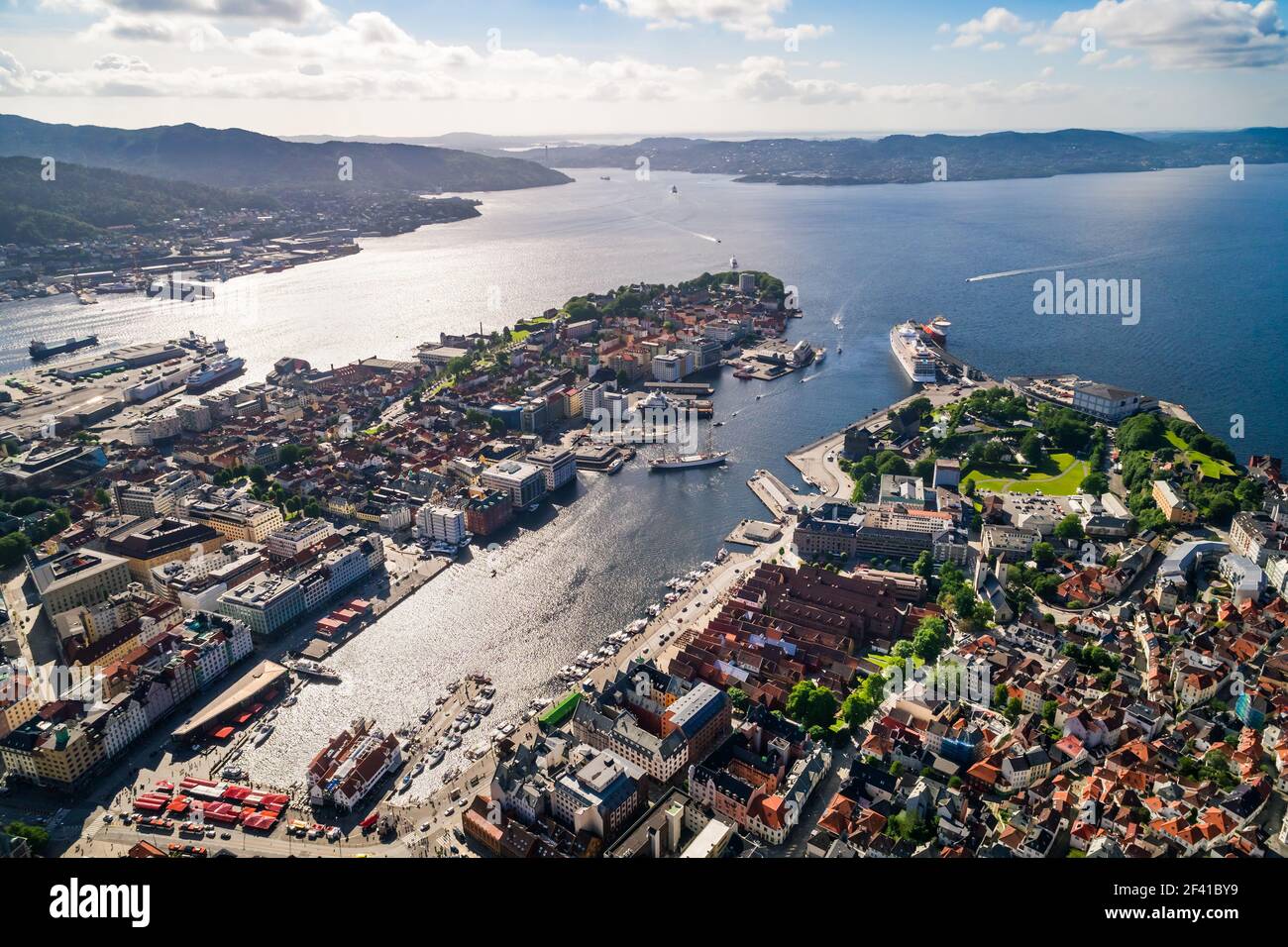 Bergen ist eine Stadt in Südschweden an der Westküste von Norwegen. Bergen ist die zweitgrößte Stadt in Norwegen. Der Blick von der Höhe des Vogelflugs. Antenne FPV drone Flüge. Stockfoto