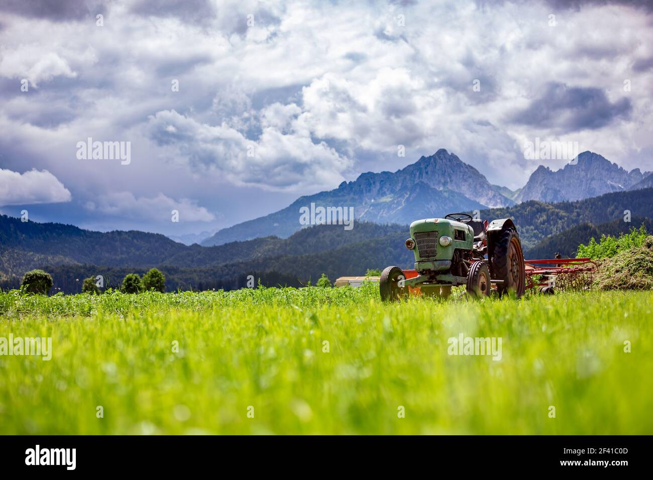 Alten Traktor auf den Bergwiesen Stockfoto
