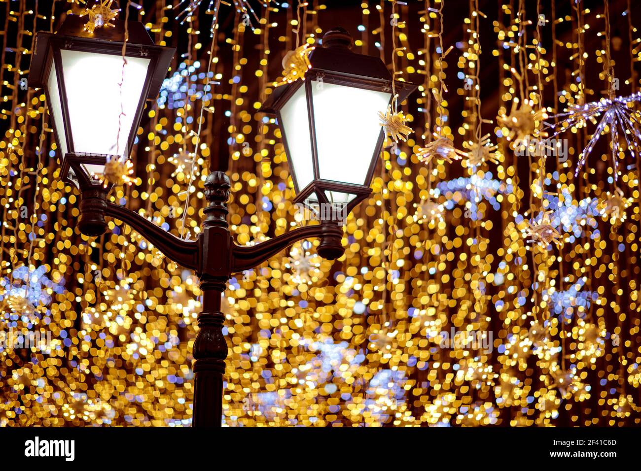 Straßenlaterne mit dekorativen Weihnachten Girlanden. Neues Jahr und Weihnachten feiern. Stockfoto