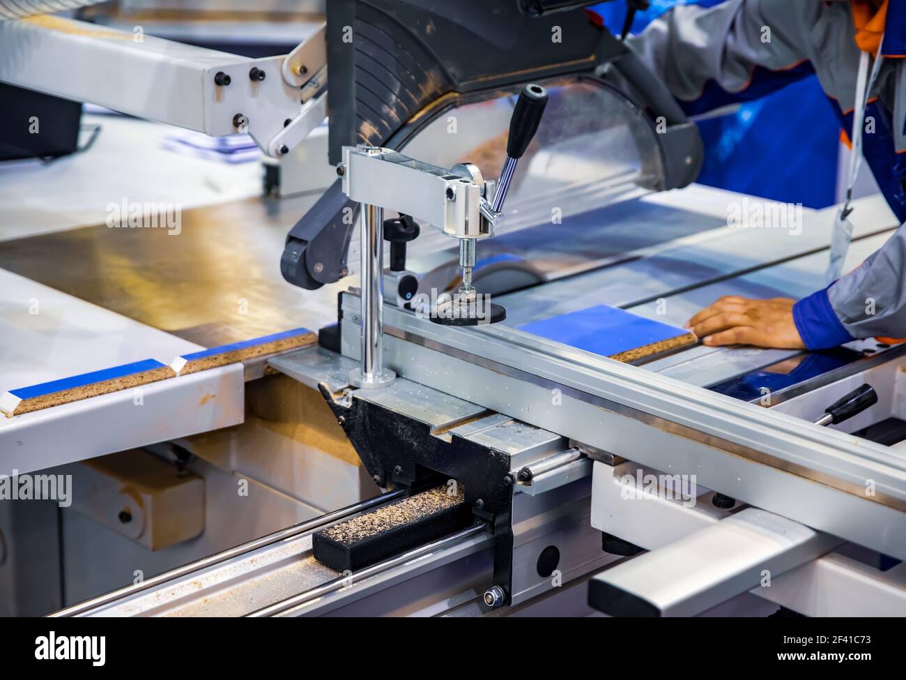 Tischler Arbeitnehmer betrieb Holz Schneidemaschine. CNC-Holzbearbeitung Holzbearbeitungsmaschinen, moderne Technologie in der Industrie. Stockfoto