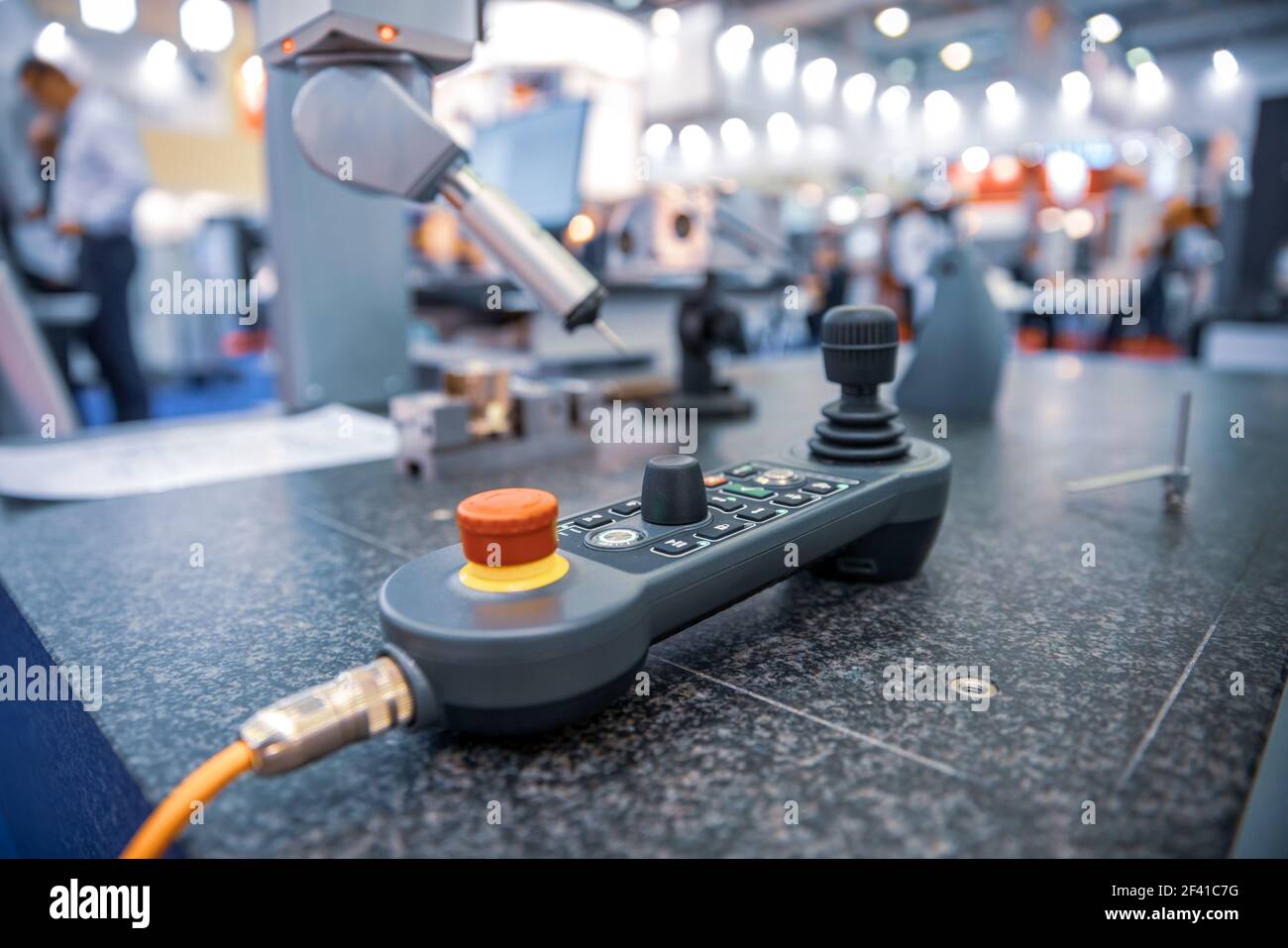 Messsonde für Qualitätskontrolle. Metallbearbeitung CNC-Fräsmaschine. Metall schneiden Moderne Verarbeitungstechnik. Geringe Schärfentiefe. Warnung: Authentische Aufnahmen unter schwierigen Bedingungen. Stockfoto