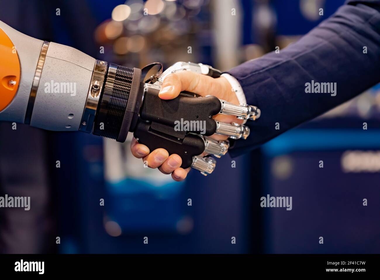 Hand eines Geschäftsmannes Händeschütteln mit einem Android Roboter. Das Konzept der menschlichen Interaktion mit der künstlichen Intelligenz. Stockfoto