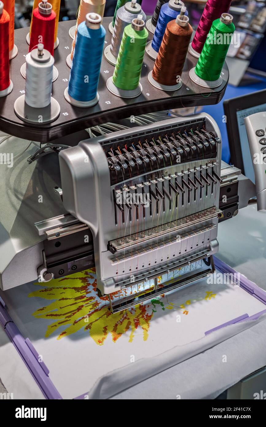 Automatische Industrie Nähmaschine für Stich für digitale Muster. Die moderne Textilindustrie. Stockfoto
