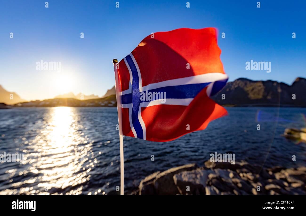 Norwegen Flagge. Schöne Natur Norwegen natürliche Landschaft. Stockfoto