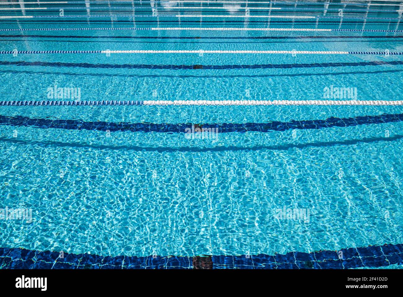 Olympischen Schwimmbad Hintergrund an einem sonnigen Tag Stockfoto