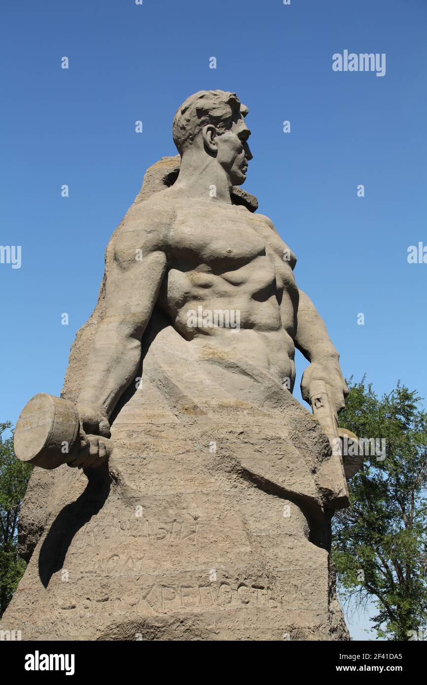 Wolgograd, Russland, 1. Oktober 2019 Mamajew Kurgan Denkmal für die Verteidiger der Stadt im Zweiten Weltkrieg, stehen zu Tode Stockfoto