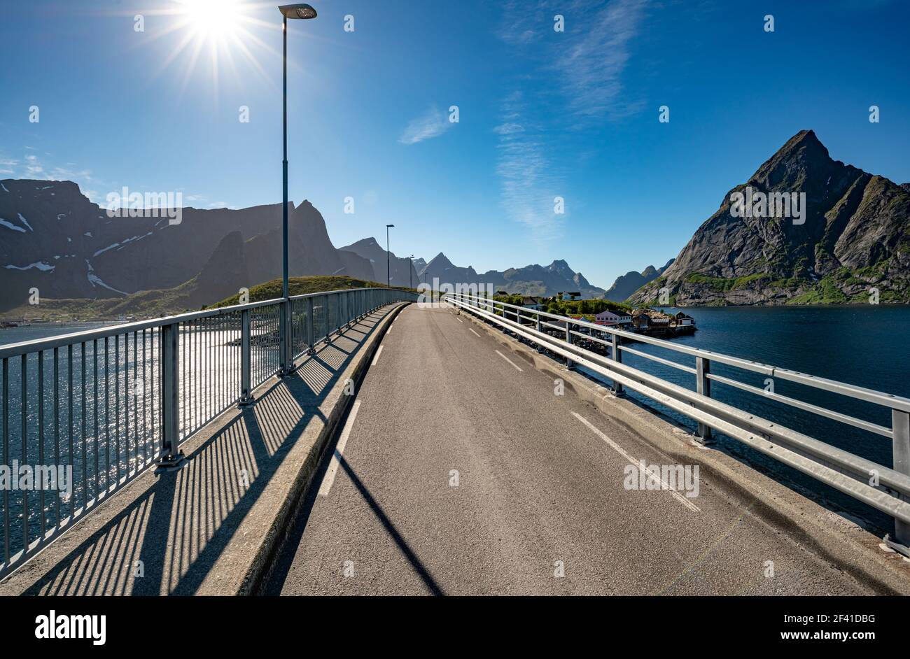 Reine Brücke Lofoten ist ein Archipel in der Grafschaft Nordland, Norwegen. Ist bekannt für eine unverwechselbare Landschaft mit dramatischen Bergen und Gipfeln, offenem Meer und geschützten Buchten, Stränden und unberührten Ländern Stockfoto