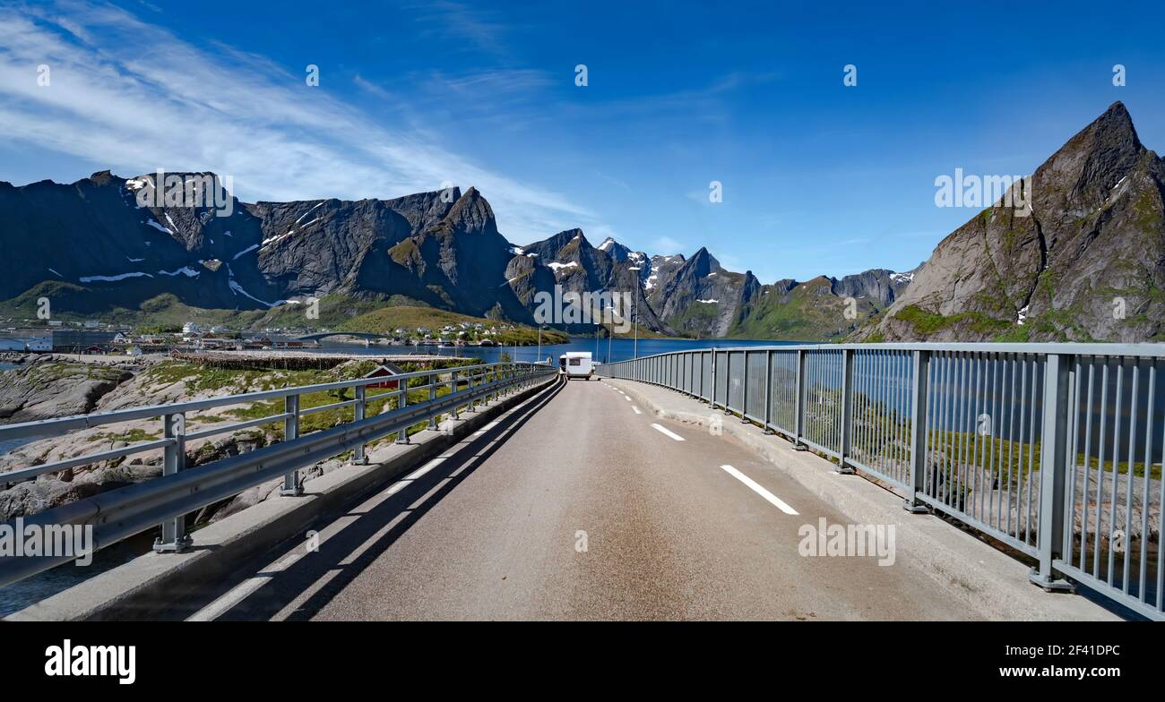 Lofoten ist ein Archipel in der Grafschaft von Nordland, Norwegen. Ist für eine unverwechselbare Landschaft mit dramatischen Berge und Gipfel, offenes Meer und geschützte Buchten, Strände und unberührte Länder bekannt. Stockfoto