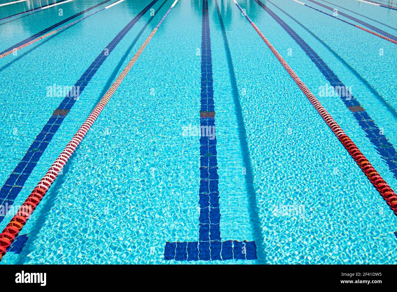 Olympischen Schwimmbad Hintergrund an einem sonnigen Tag Stockfoto