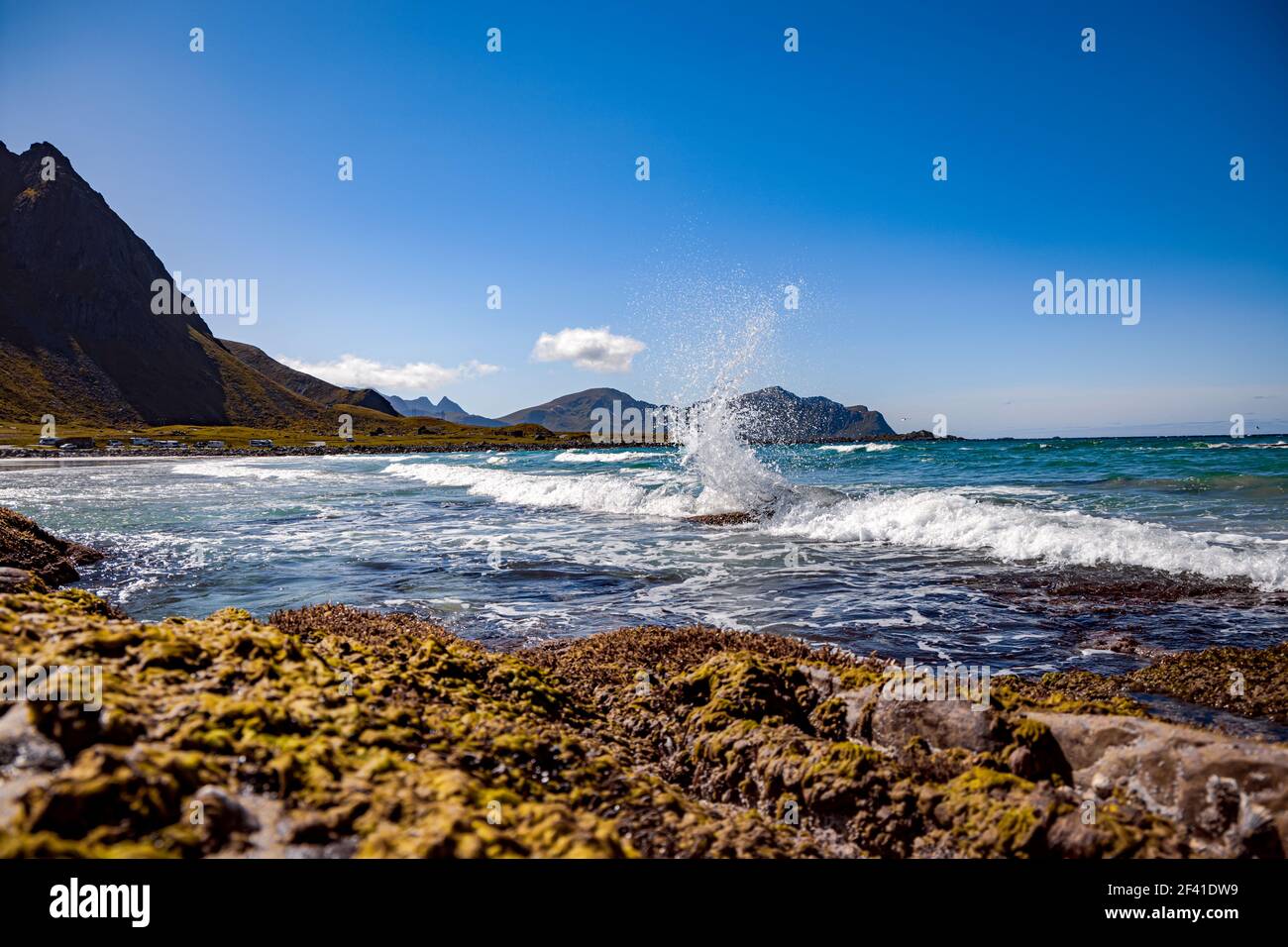 Strand die Lofoten Inseln sind ein Archipel in der Grafschaft Nordland, Norwegen. Ist bekannt für eine unverwechselbare Landschaft mit dramatischen Bergen und Gipfeln, offenes Meer und geschützte Buchten, Strände bekannt Stockfoto