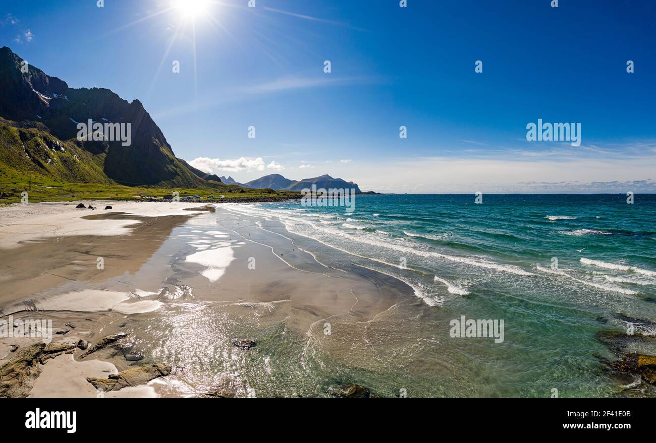 Strand die Lofoten Inseln sind ein Archipel in der Grafschaft Nordland, Norwegen. Ist bekannt für eine unverwechselbare Landschaft mit dramatischen Bergen und Gipfeln, offenes Meer und geschützte Buchten, Strände bekannt Stockfoto