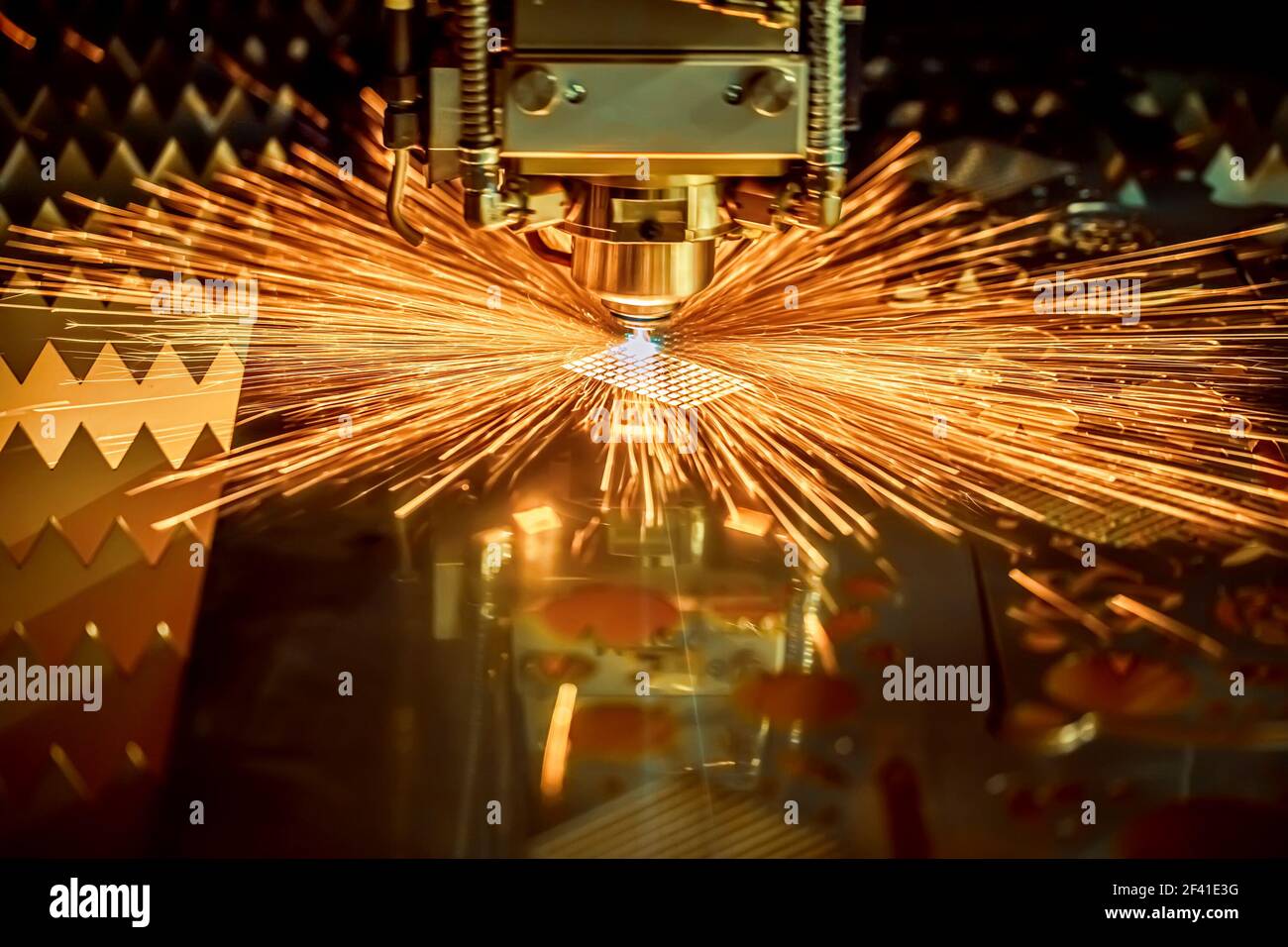 CNC Laserschneiden von Metall Moderne Industrietechnik. Laserschneiden funktioniert, indem die Ausgabe eines Hochleistungslasers durch die Optik geleitet wird. Laseroptik und CNC-Computer numerische Steuerung. Stockfoto