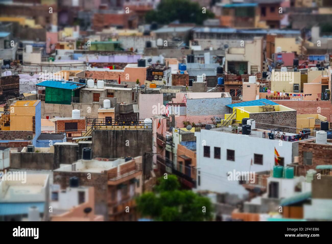 Tilt-Shift-Objektiv - Jodhpur (auch blaue Stadt) ist die zweitgrößte Stadt im indischen Bundesstaat Rajasthan und offiziell die zweite Metropole des Staates. Stockfoto