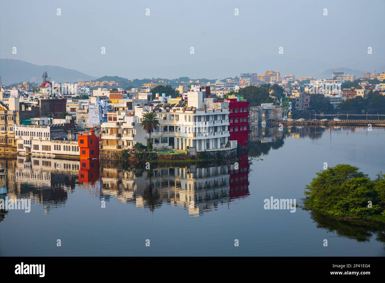 Udaipur, auch bekannt als die Stadt der Seen, ist eine Stadt im Bundesstaat Rajasthan in Indien. Es ist die historische Hauptstadt des Königreichs Mewar in der ehemaligen Rajputana Agentur. Stockfoto