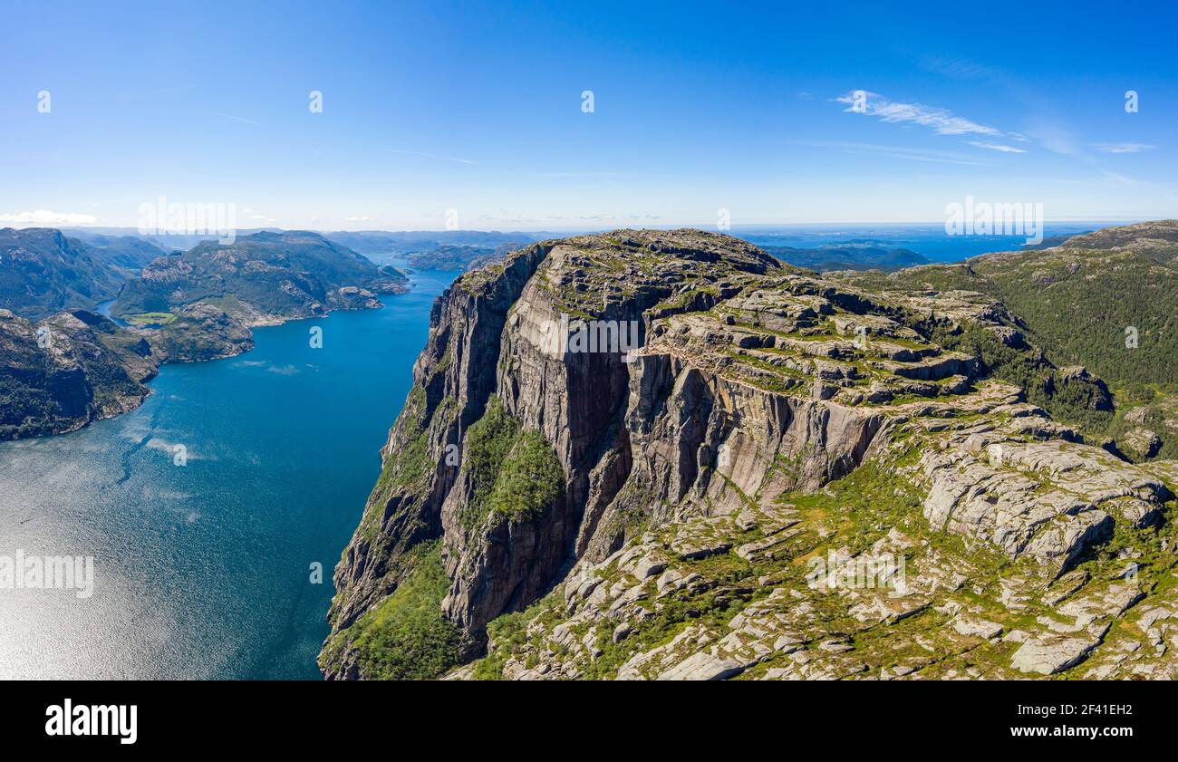 Preikestolen oder Prekestolen, auch bekannt durch die englische Übersetzung von Preacher&rsquo;s Pulpit oder Pulpit Rock, ist eine berühmte Touristenattraktion in Forsand, Ryfylke, Norwegen Stockfoto