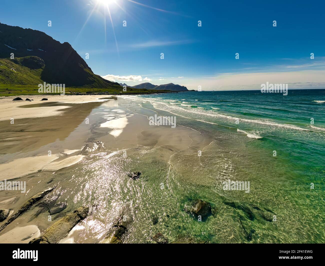 Strand die Lofoten Inseln sind ein Archipel in der Grafschaft Nordland, Norwegen. Ist bekannt für eine unverwechselbare Landschaft mit dramatischen Bergen und Gipfeln, offenes Meer und geschützte Buchten, Strände bekannt Stockfoto