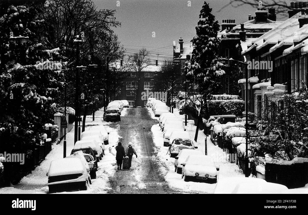 Autos schneite im Winter 1991 ein Stockfoto