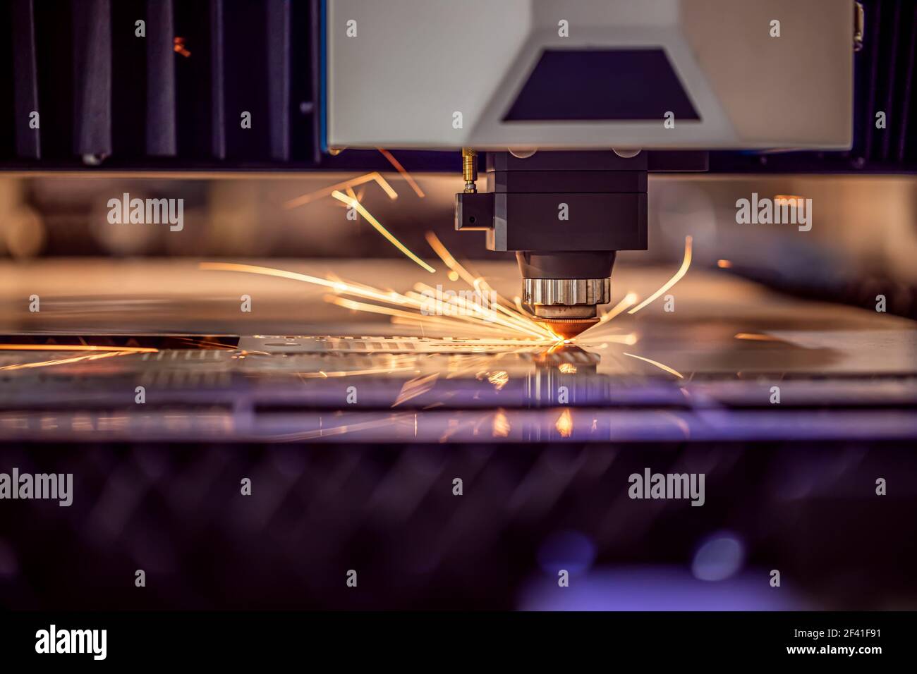 CNC Laserschneiden von Metall Moderne Industrietechnik. Laserschneiden funktioniert, indem die Ausgabe eines Hochleistungslasers durch die Optik geleitet wird. Laseroptik und CNC-Computer numerische Steuerung. Stockfoto