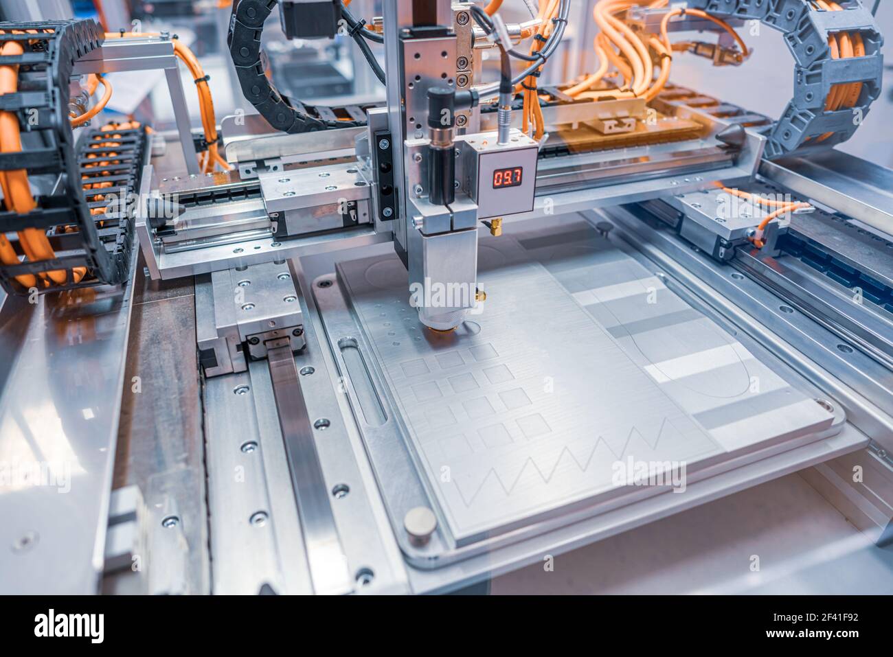 Metallbearbeitung CNC-Drehmaschine Fräsmaschine. Metall schneiden Moderne Verarbeitungstechnik. Fräsen ist der Prozess der Bearbeitung mit rotierenden Fräsern, um Material durch Vorschieben eines Fräsers in ein Werkstück zu entfernen. Stockfoto