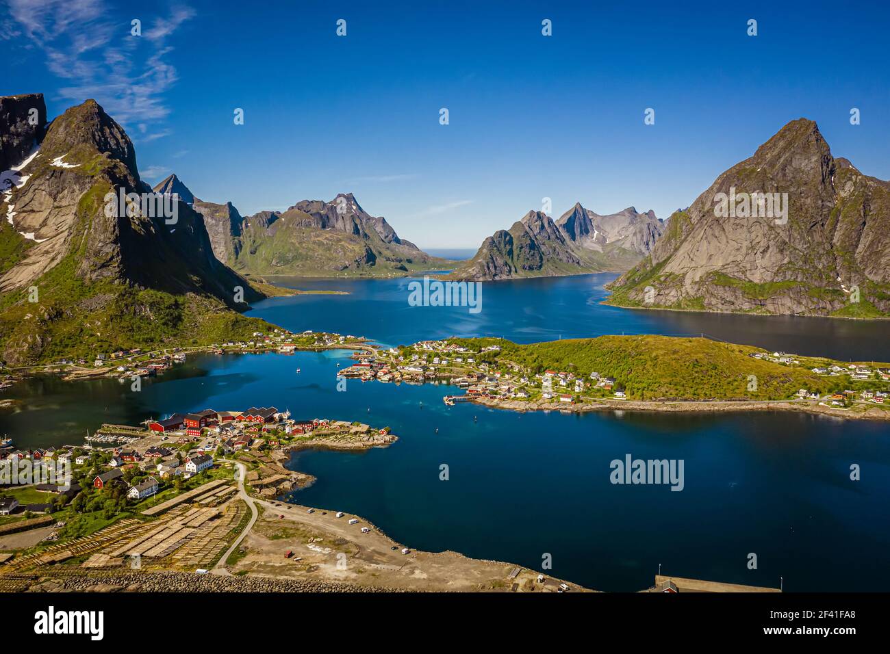 Panorama Lofoten ist ein Archipel in der Grafschaft Nordland, Norwegen. Ist bekannt für eine unverwechselbare Landschaft mit dramatischen Bergen und Gipfeln, offenem Meer und geschützten Buchten, Stränden und unberührten Ländern. Stockfoto
