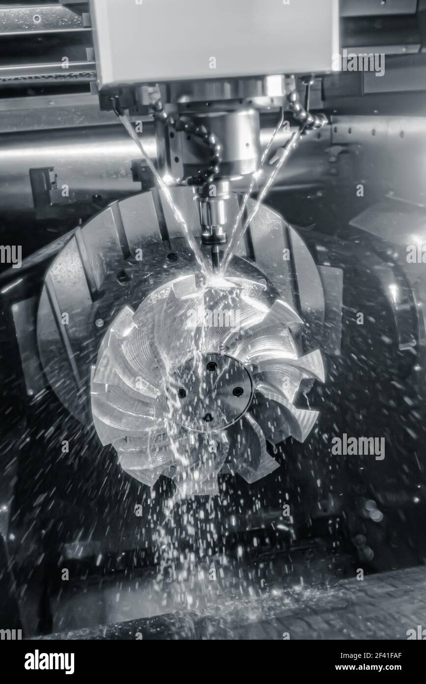 Metallbearbeitung CNC-Drehmaschine Fräsmaschine. Metall schneiden Moderne Verarbeitungstechnik. Fräsen ist der Prozess der Bearbeitung mit rotierenden Fräsern, um Material durch Vorschieben eines Fräsers in ein Werkstück zu entfernen. Stockfoto