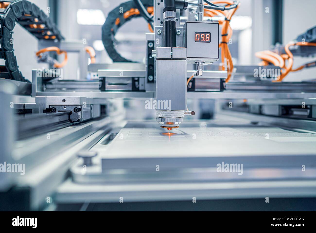 Metallbearbeitung CNC-Drehmaschine Fräsmaschine. Metall schneiden Moderne Verarbeitungstechnik. Fräsen ist der Prozess der Bearbeitung mit rotierenden Fräsern, um Material durch Vorschieben eines Fräsers in ein Werkstück zu entfernen. Stockfoto