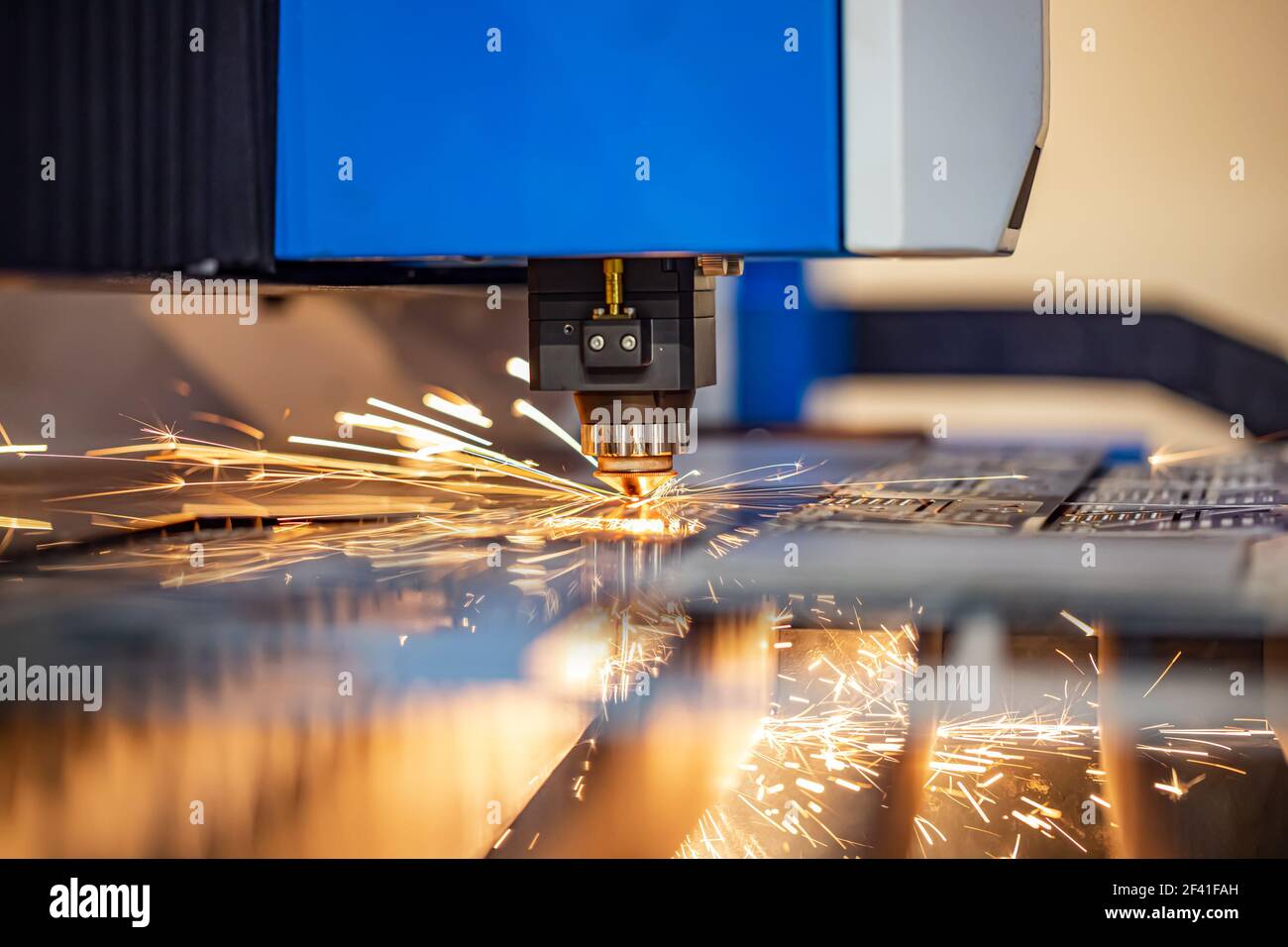 CNC Laserschneiden von Metall Moderne Industrietechnik. Laserschneiden funktioniert, indem die Ausgabe eines Hochleistungslasers durch die Optik geleitet wird. Laseroptik und CNC-Computer numerische Steuerung. Stockfoto