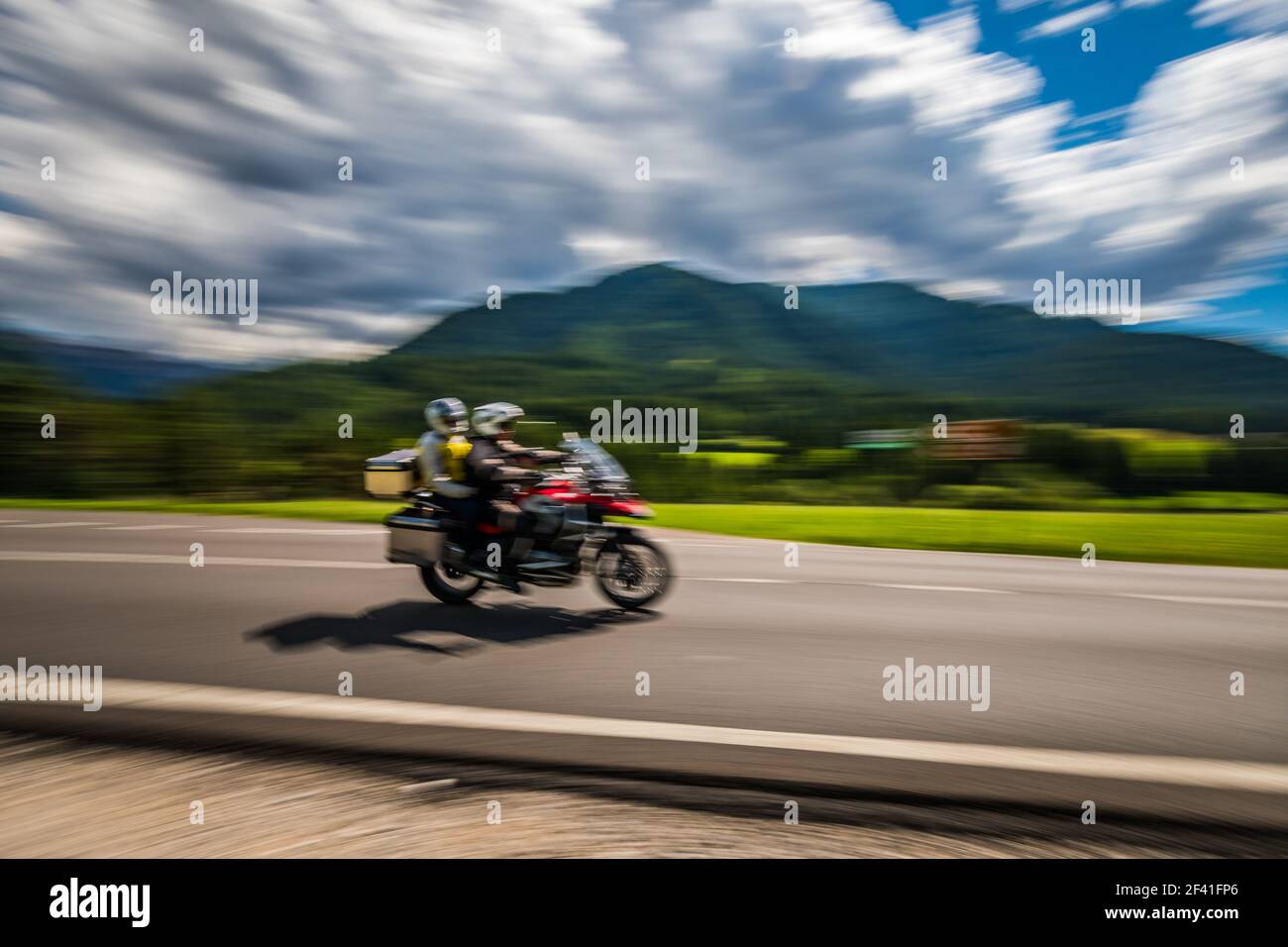 Verschwommene Bewegung Paar Biker reiten ein Dreirad auf der Straße. Stockfoto