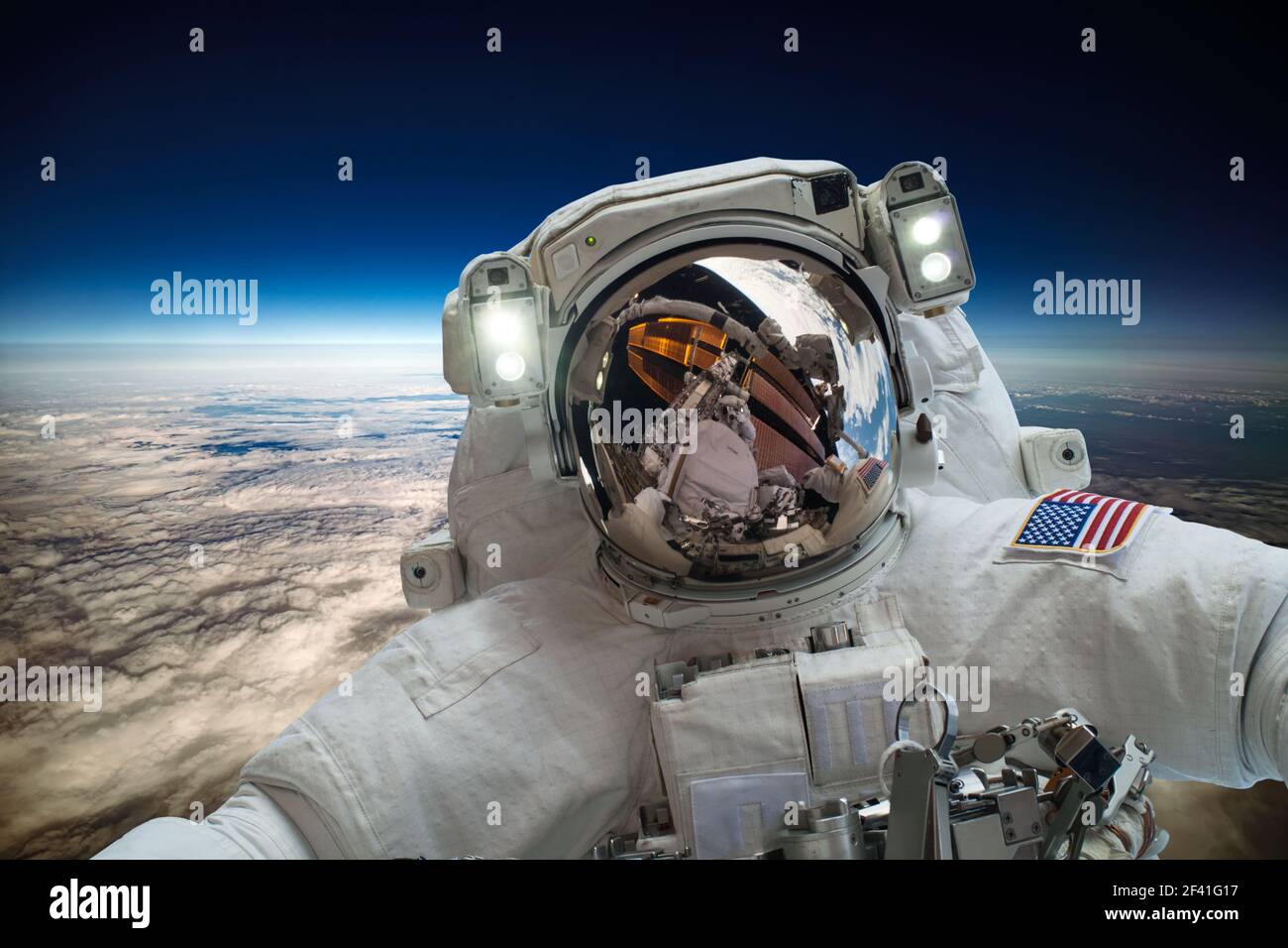 Astronaut im Weltraum vor dem Hintergrund des Planetenerde. Elemente des Bildes von der NASA eingerichtet. Stockfoto