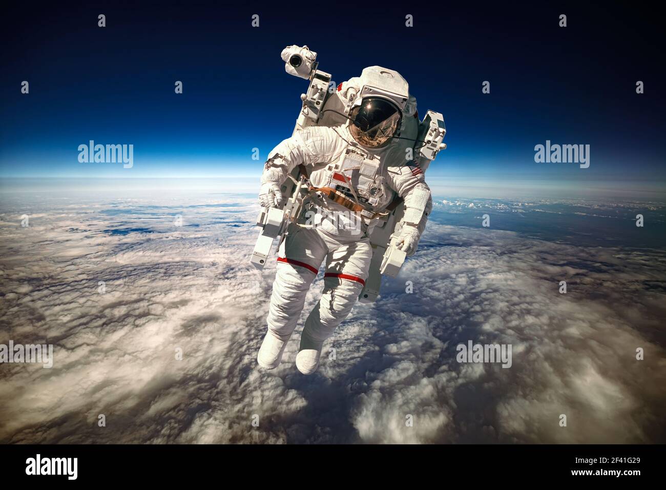 Astronaut im Weltraum vor dem Hintergrund des Planetenerde. Elemente des Bildes von der NASA eingerichtet. Stockfoto