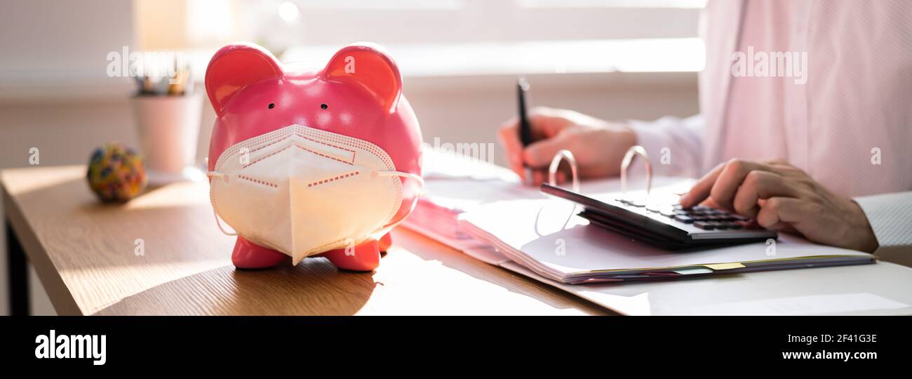 Sparen Sie Covid Geld Und Budget Mit Piggybank Stockfoto