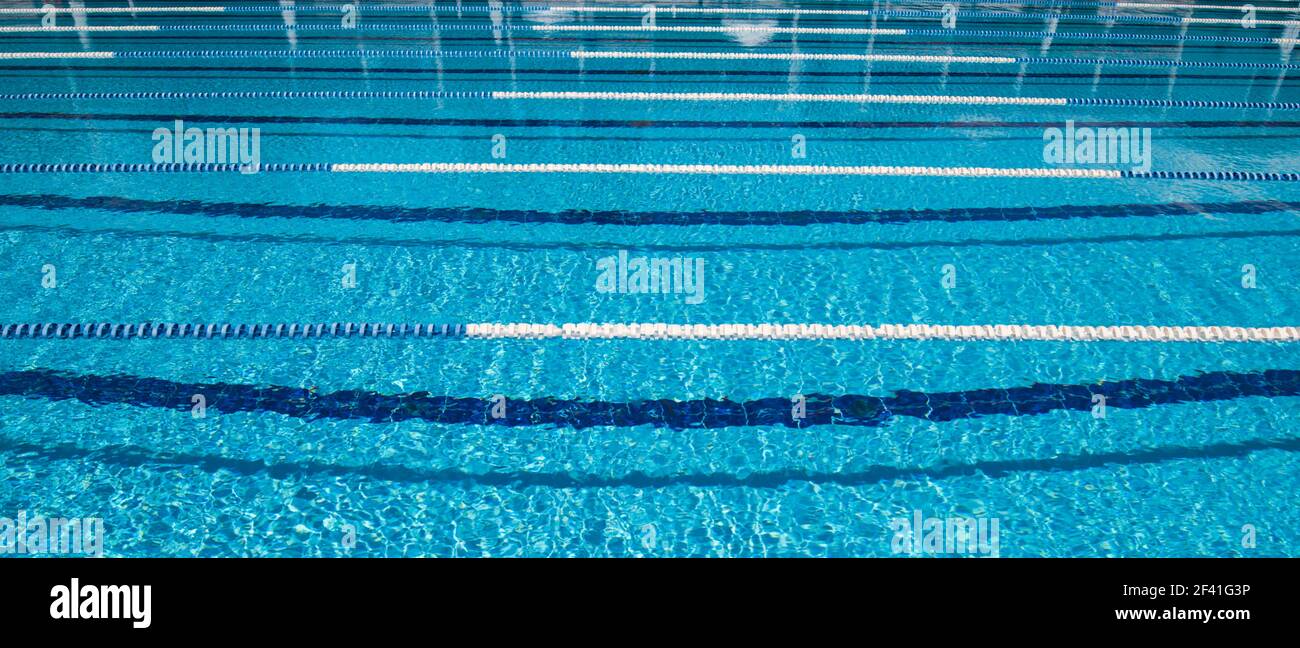 Olympischen Schwimmbad Hintergrund an einem sonnigen Tag Stockfoto