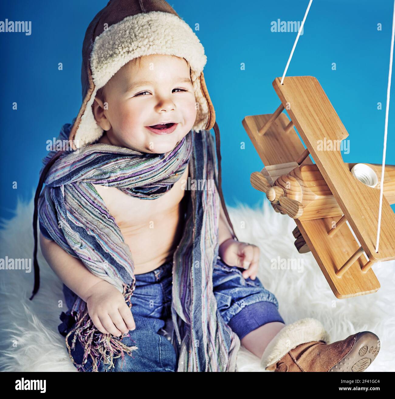 Kleinen junge mit einem Spielzeugflugzeug lachen Stockfoto