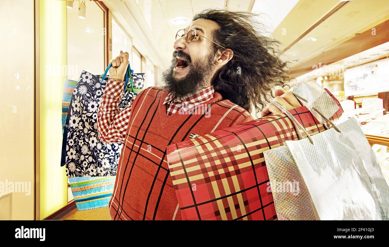 Lustiges Bild von nerdy Kerl während ein Verkauf-Wahnsinn Stockfoto
