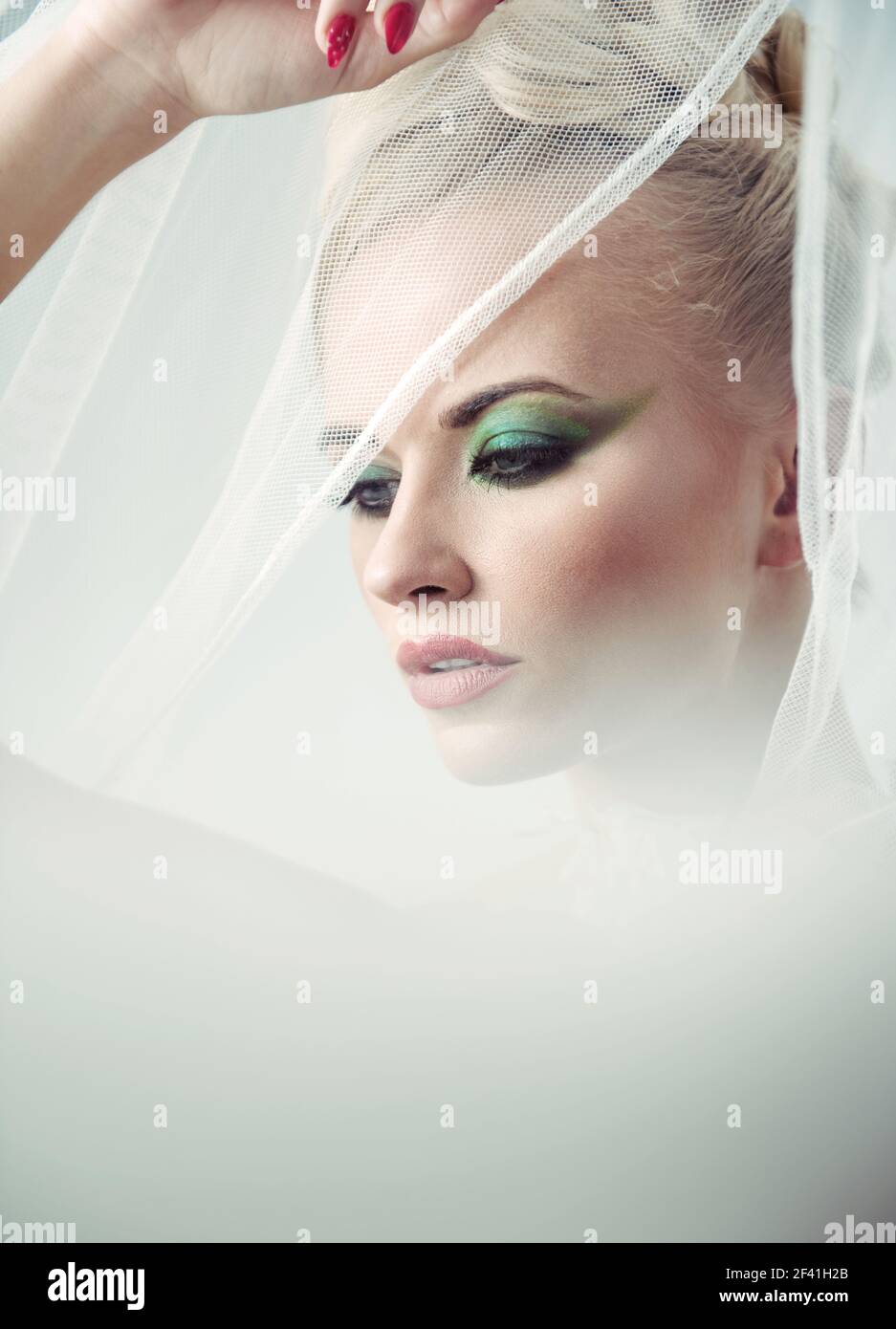 High-Key-Porträt einer zarten blonden Frau Stockfoto