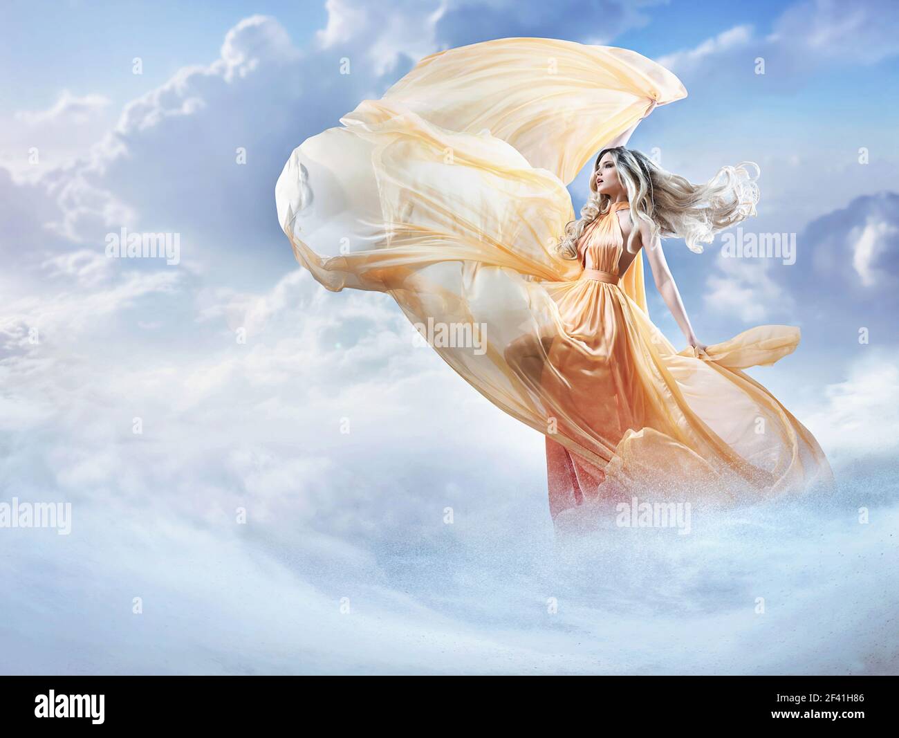 Verträumte Bild einer schönen jungen Frau in den Wolken Stockfoto