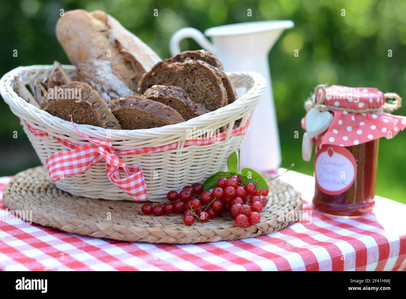 Frisch gebackene hausgemachte gesundes Brot mit Marmelade, im Garten serviert Stockfoto