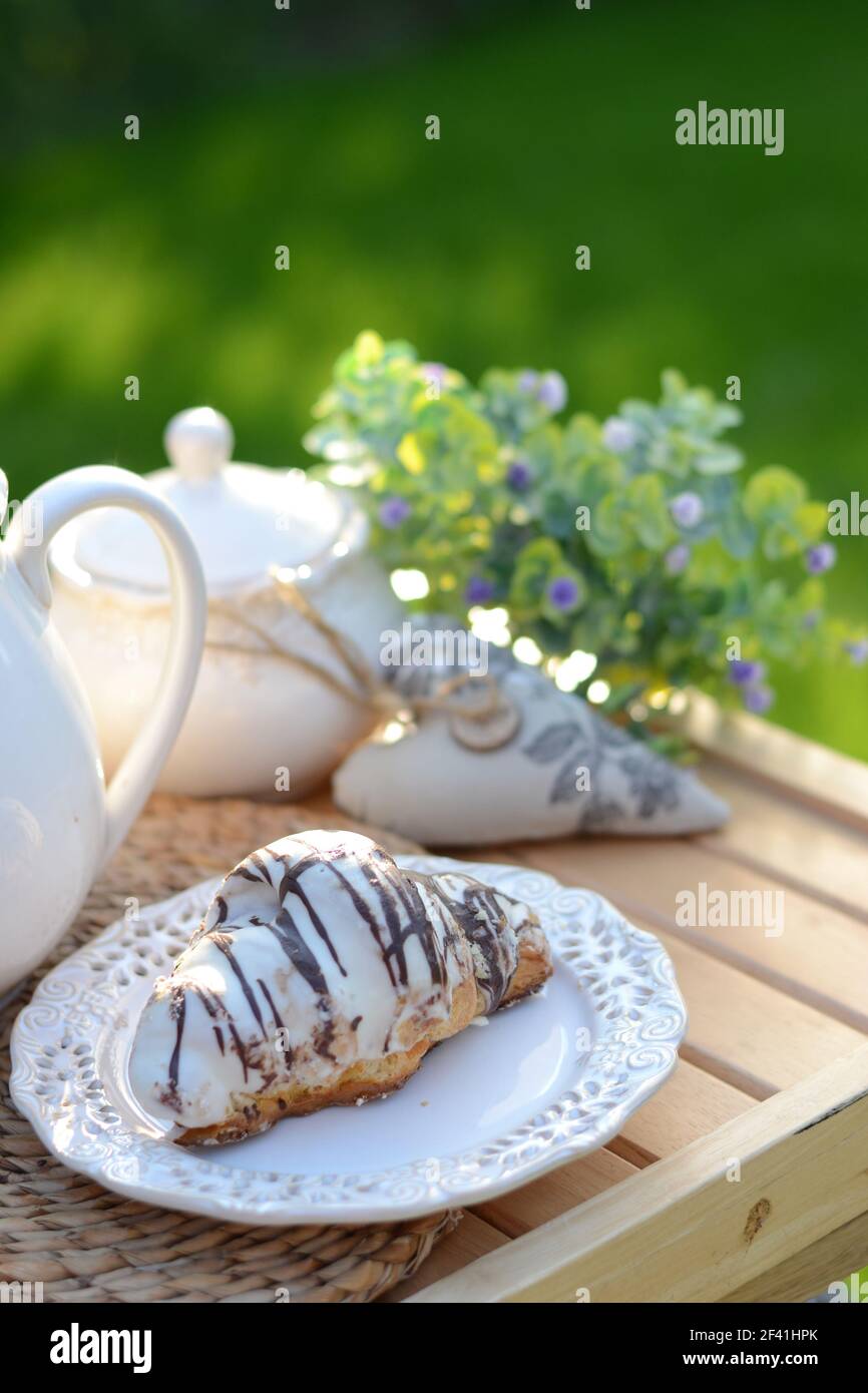 Französisches Frühstück oder Dessert mit Kaffee und croissants Stockfoto