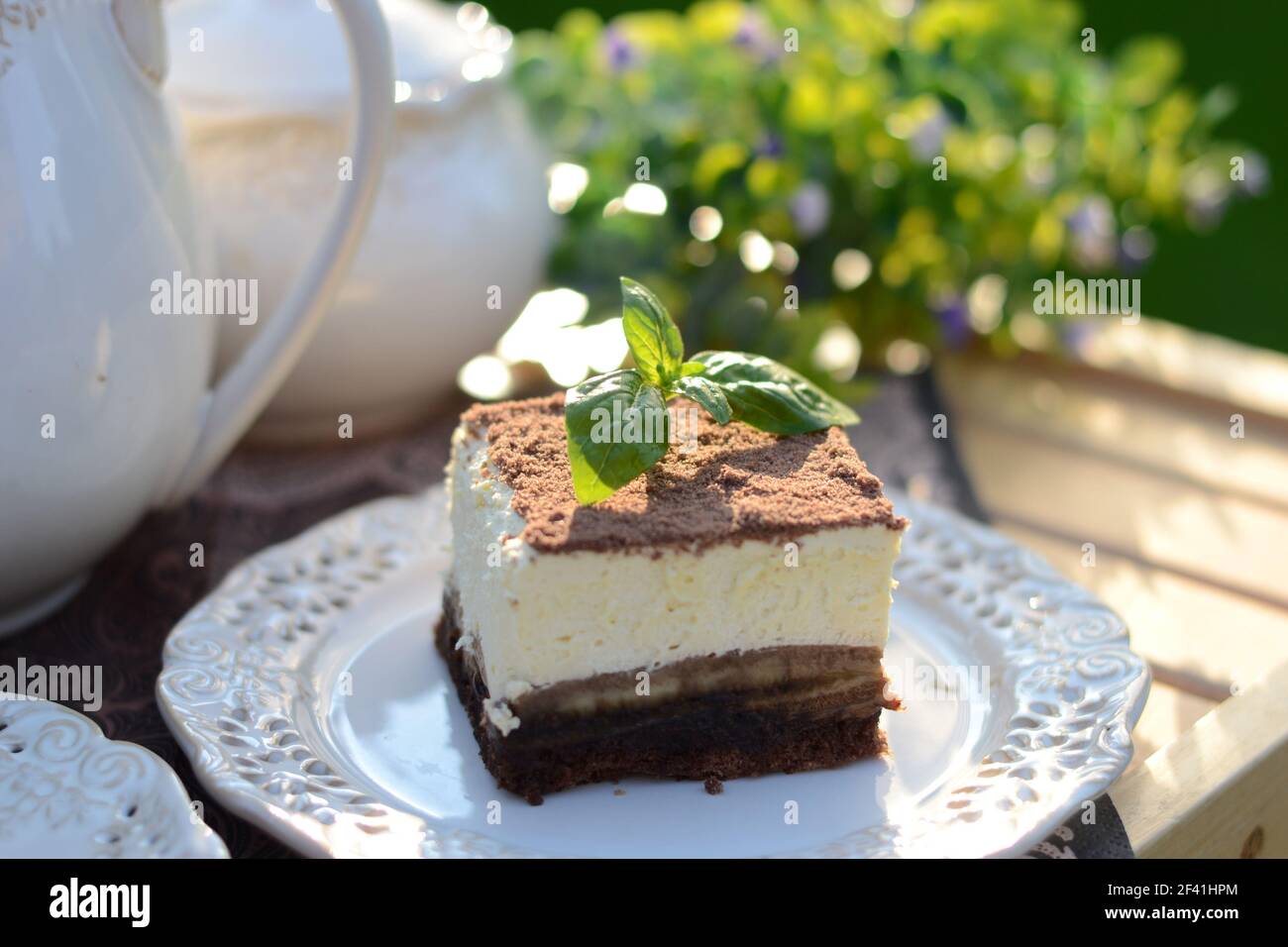Süßes Sommerdesset im duftenden Garten serviert Stockfoto Süßes Sommerdesset im duftenden Garten serviert Stockfoto