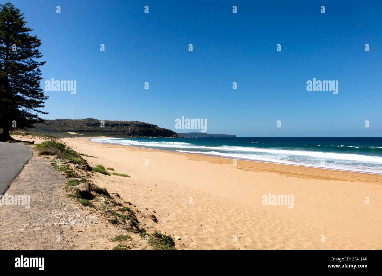 Gehweg entlang leerem Strand in Sidney Australien Küste Stockfoto