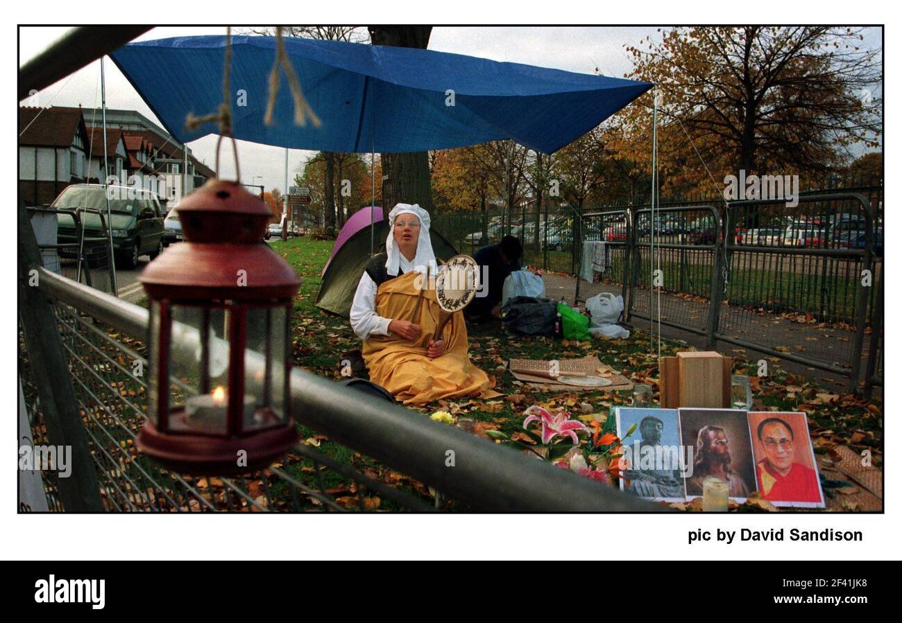 Demonstration von Mitgliedern der Kampagne gegen Waffenhandel außerhalb der COPEX-Ausstellung in Sandown Rennbahn. Stockfoto