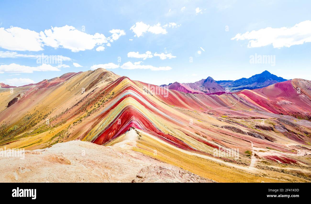 Panoramablick auf den Rainbow Mountain auf dem Berg Vinicunca in Peru - Reise- und Wanderlust-Konzept Weltnaturwunder erkunden - Lebendiger mehrfarbiger Filter Stockfoto