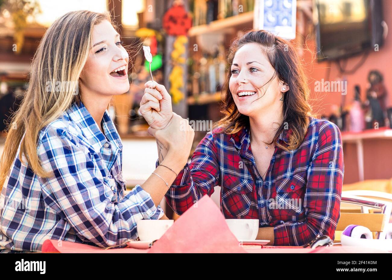 Freundinnen glücklich paar trinken Cappuccino und lachen zusammen - Hangout Konzept mit jungen Frauen reden und Spaß am Kaffee Bar Stockfoto