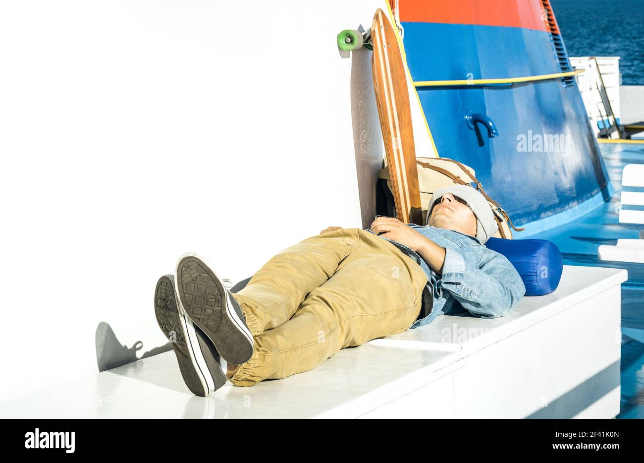 Junger Hipster Mann mit Ruhe auf Fähre Schiff Passage halten Smartphone - modernes Konzept der inspirierten Freiheit und Wander-Lifestyle Stockfoto