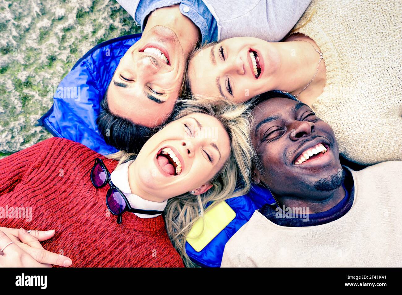 Multirassische beste Freunde, die Spaß haben und gemeinsam im Freien lachen Frühling - Happy Friendship Konzept mit jungen Menschen auf Mode Kleidung Stockfoto